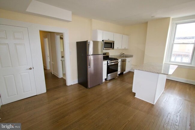 Photo - 2743 St Paul St