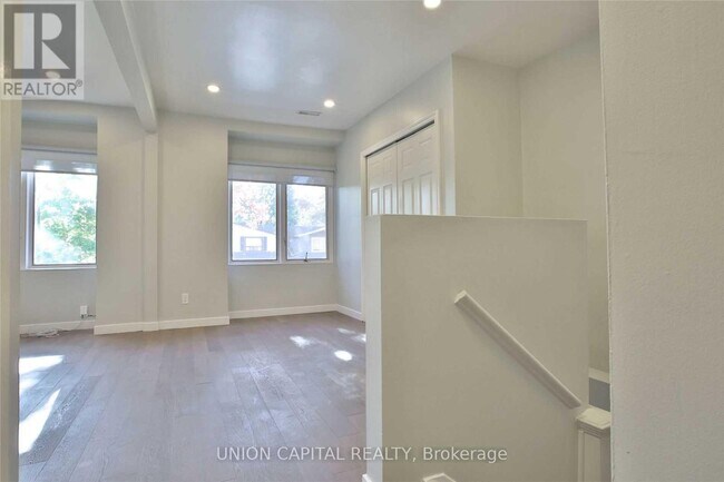 Photo - 366 Balliol St Unit Upper
