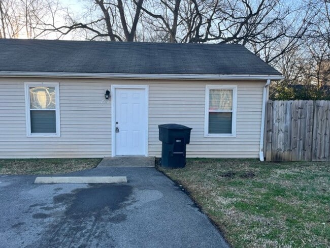 Building Photo - Centrally located In Murfreesboro