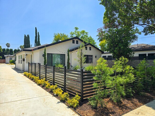 Photo - Newly Renovated 4BR Lamanda Park Units! Unit 94
