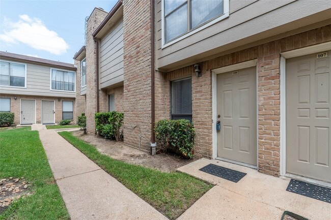 Building Photo - 2120 Wilcrest Dr