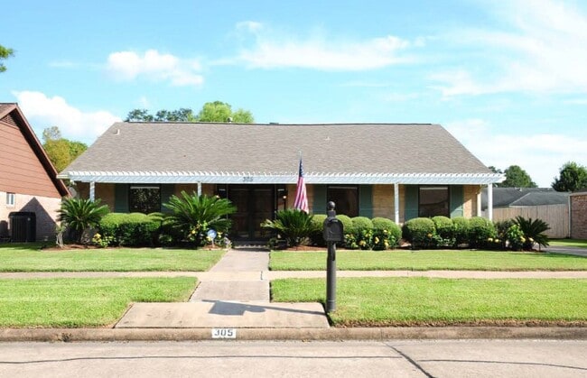 Building Photo - 305 W Castle Harbour Dr