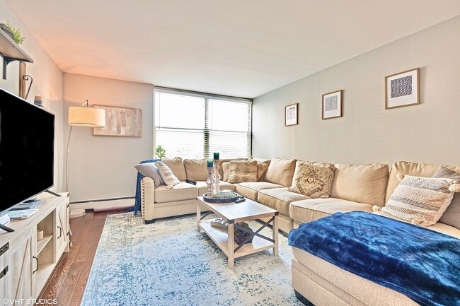 Building Photo - 3033 N Sheridan Rd Unit 704
