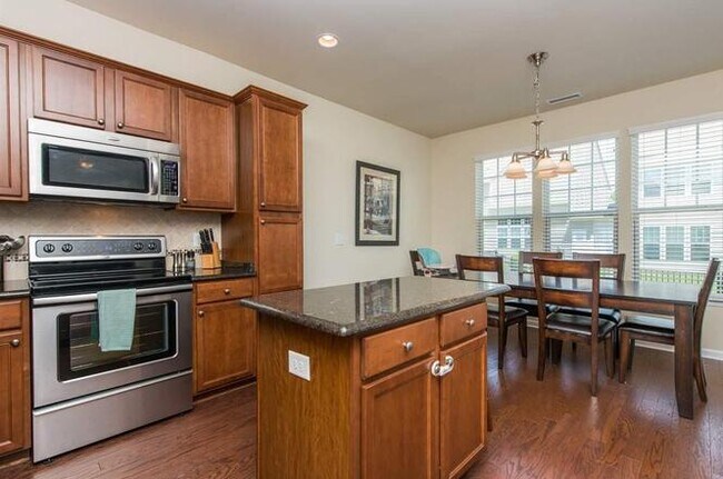 Dinette - 725 Garden Square Ln