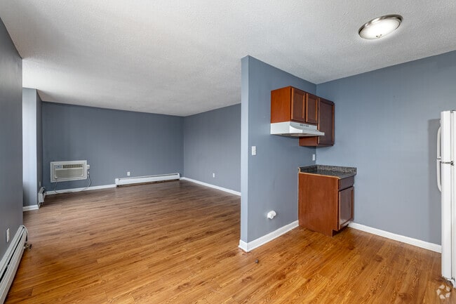 1BR, 1BA - 700SF - Kitchen and Dining Room