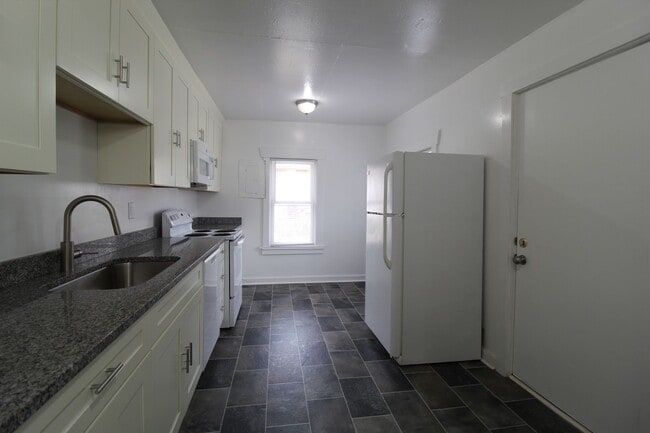 Photo - November Free On This 2 Bedroom 1 Bath Bun...
