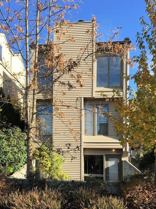 Building Photo - 1628 42nd Ave E Unit #A