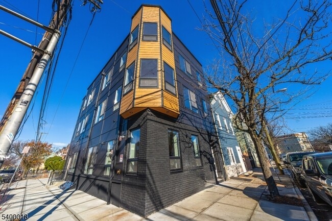 Building Photo - 108 Fleming Ave Unit 2B