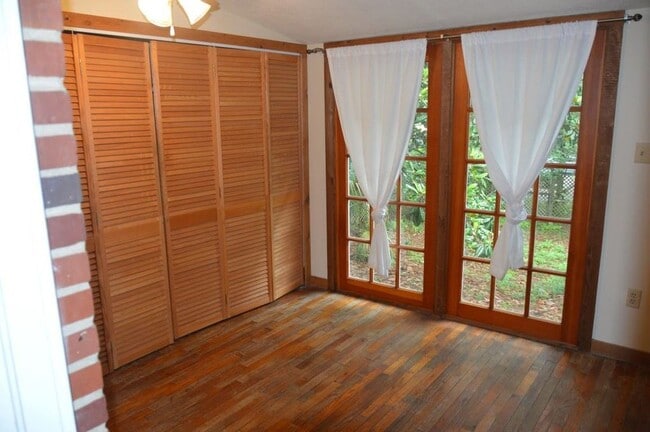 Landry Room - 145 Belmont Rd Unit Cozy Cottage