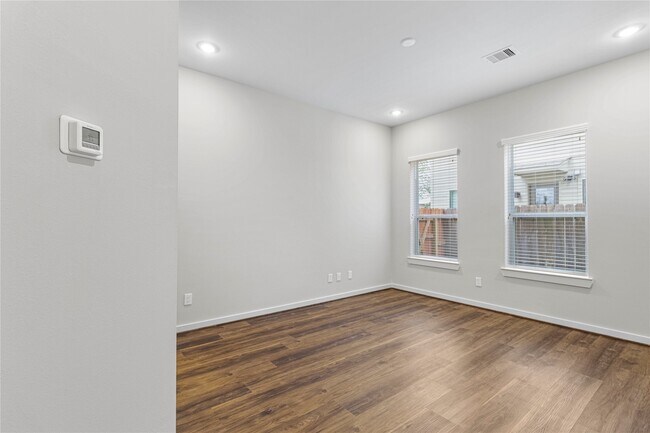 Photo - 602 Thornton Oaks Ln