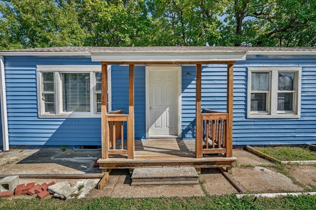 Building Photo - College Duplex