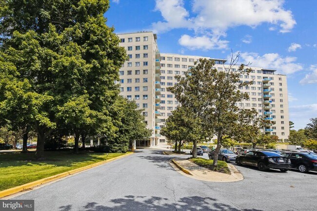 Building Photo - 10201 Grosvenor Pl Unit 711