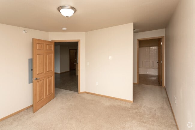2BR, 2BA - 1,050SF