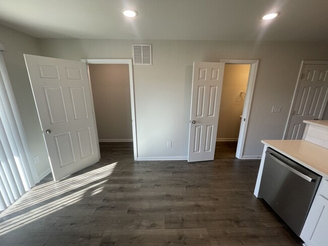 Photo - 1005 Peony Ln