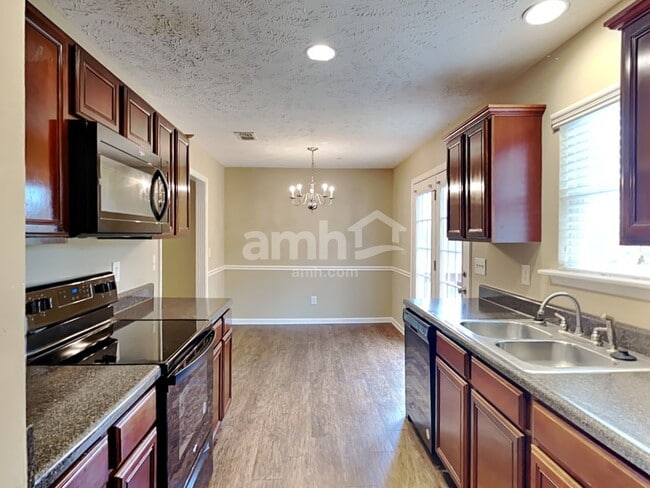 Photo - 3300 Clapham Rd