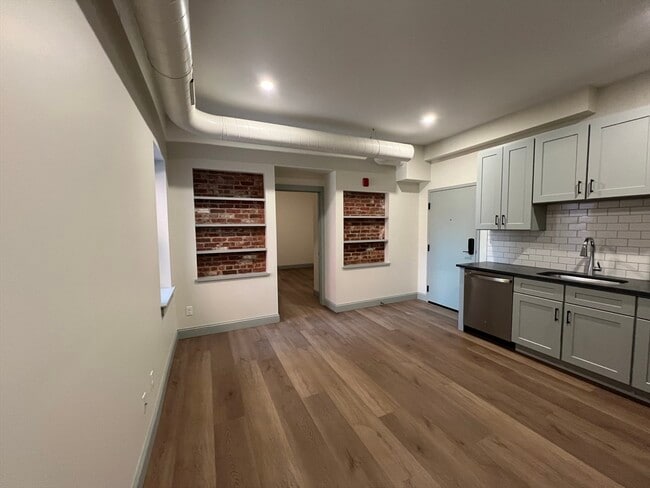 Photo - 160 Seabury St Unit 6