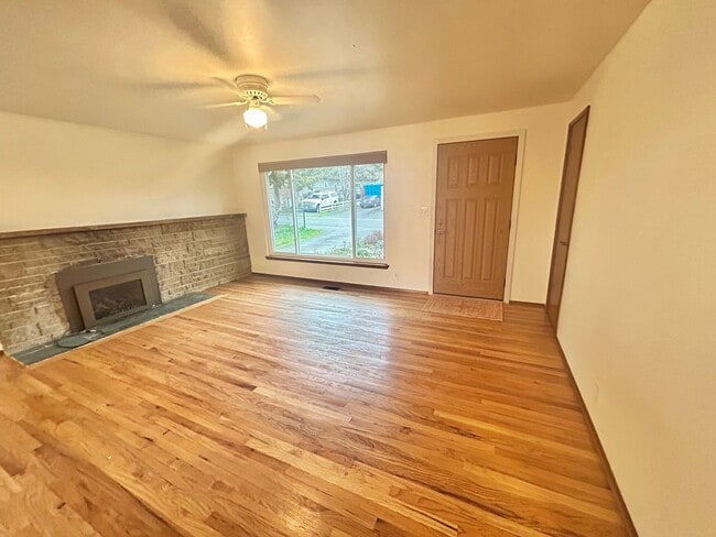 Photo - Beautiful Garden Entrance 4 bedroom home in Seattle, minutes away from major highways.