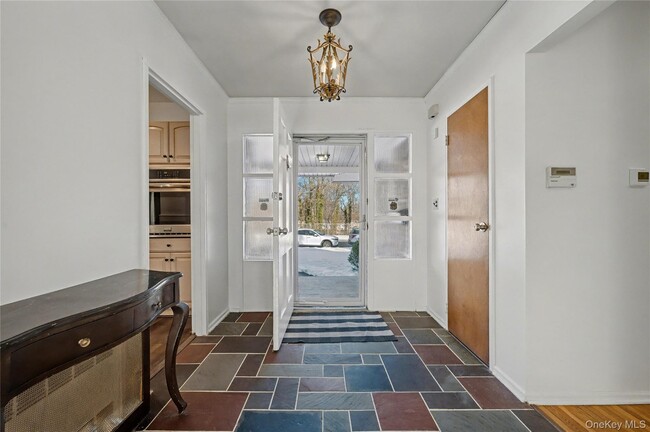 Photo - 38 Park Dr E