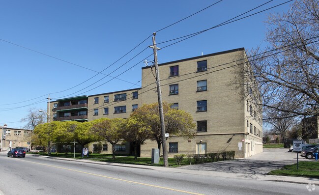 Photo - 1050 Castlefield Avenue