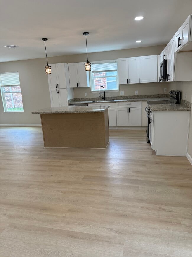 Photo - 1407 W Donovan St