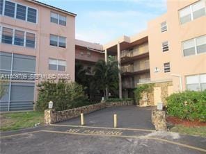 Building Photo - 2861 Somerset Dr Unit 107