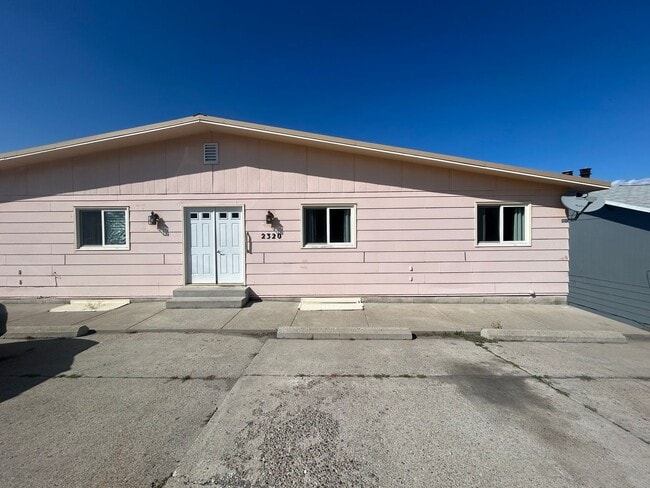 Building Photo - 2320 W Foothills Dr Unit Apt 3