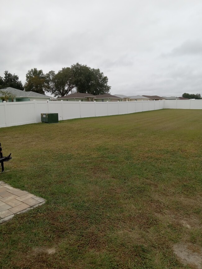 Enorme patio trasero cercado - 146 N Crestwood Ave