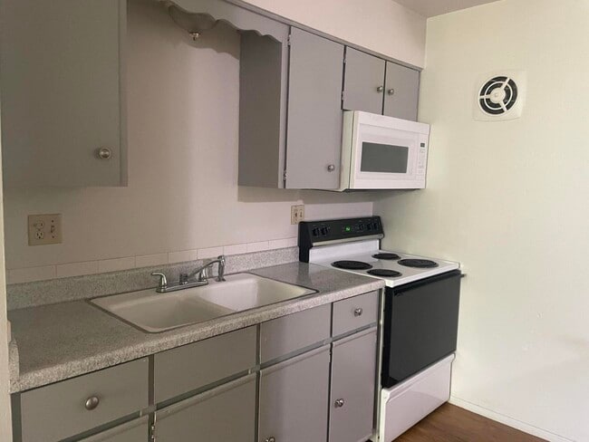 Photo - 3811 S 35th St