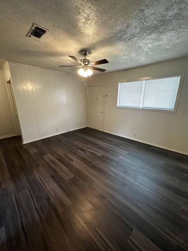 Photo - 402 Newton St