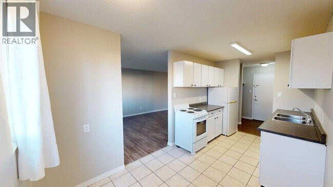 Photo - 10105-10107 107 Ave