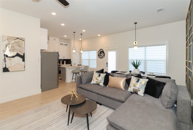 Photo - 4902 Higgins St