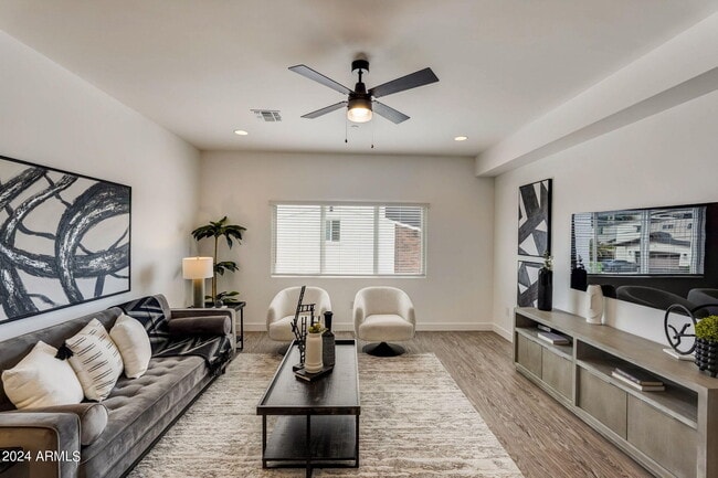 Building Photo - 3645 E Earll Dr