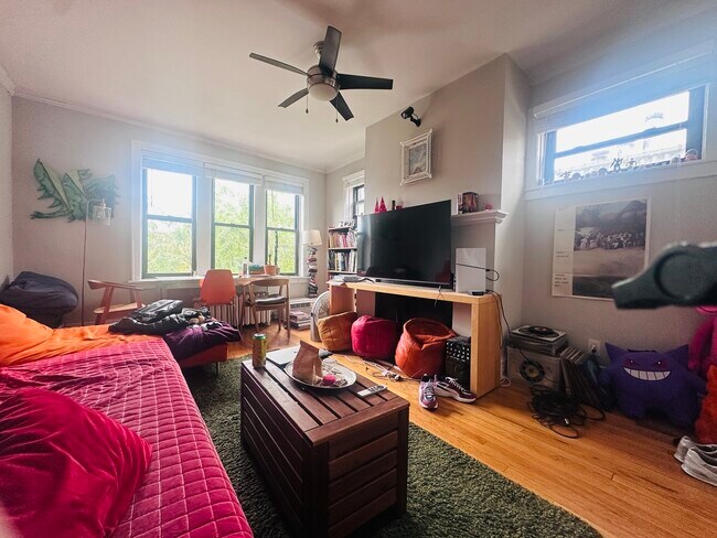 Photo - 635 W Roscoe St