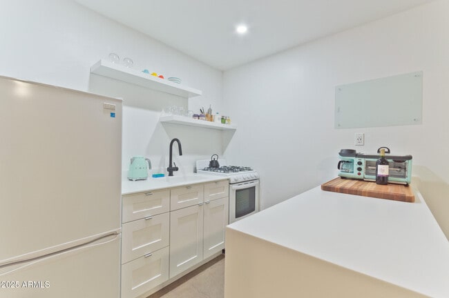 Building Photo - 601 N 6th Ave Unit 102 Rental