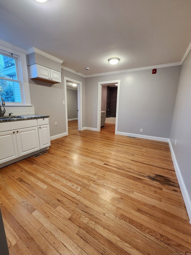 Building Photo - 782 Farmington Ave Unit 2