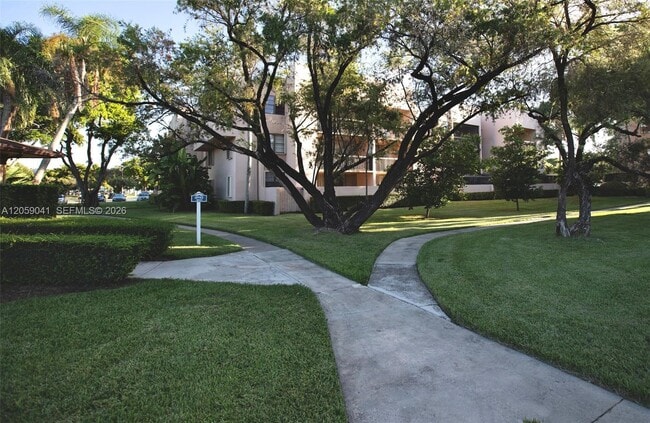Building Photo - 10425 SW 112th Ave Unit 325