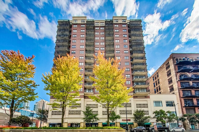 Building Photo - 5 E 14th Pl Unit 1405