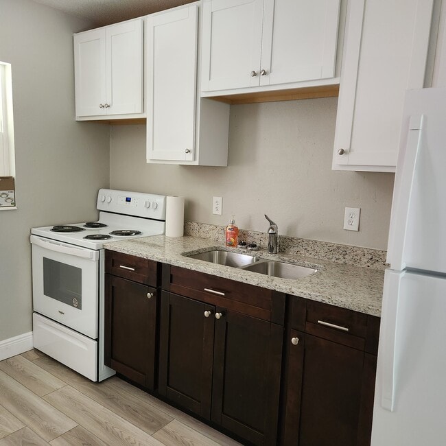 Building Photo - 7919 S Heather Pt Unit B