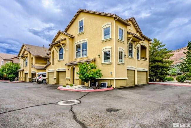 1-car garage with perpendicular entrances - 9050 Double R Blvd