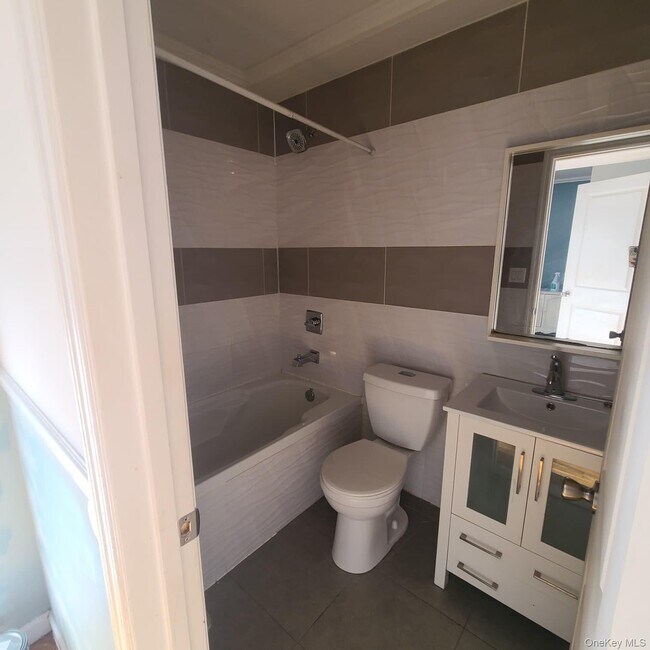 Photo - 104-42 164th St