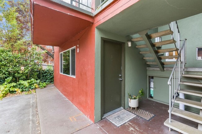 Building Photo - Spacious 1-Bedroom Apartment in South Shat... Unit B