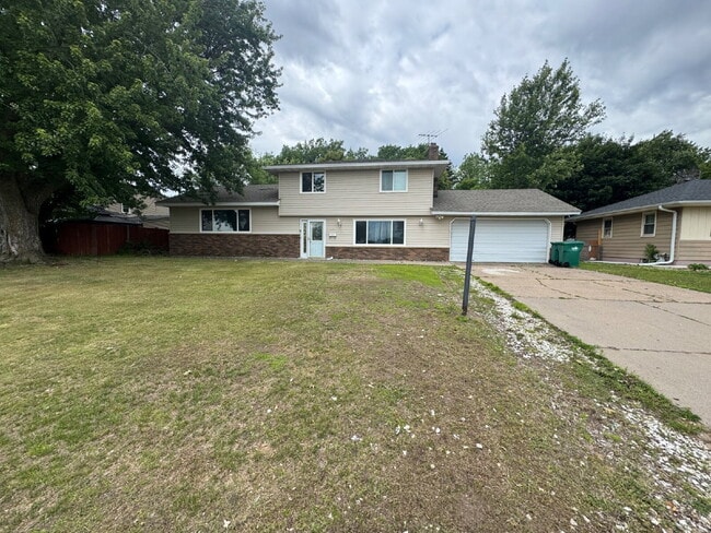 Building Photo - Spacious 4-Bed, 3-Bath Gem on Regent Ave - Your Dream Home Awaits in Brooklyn Park