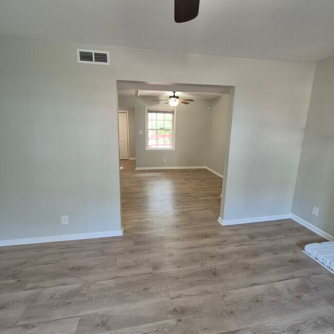 Photo - 195 Springdale Ct