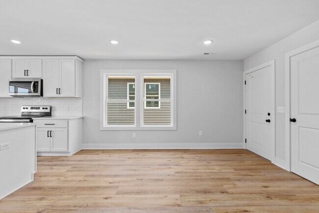 Photo - 980 Diamond Ave NE