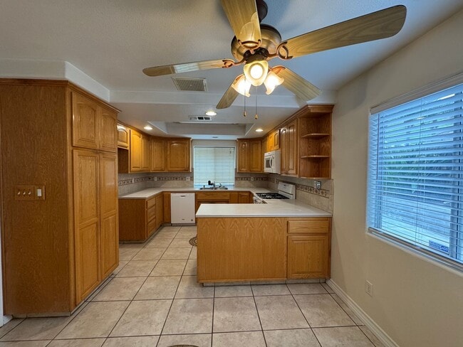 Photo - NE Bakersfield home with a sunroom!