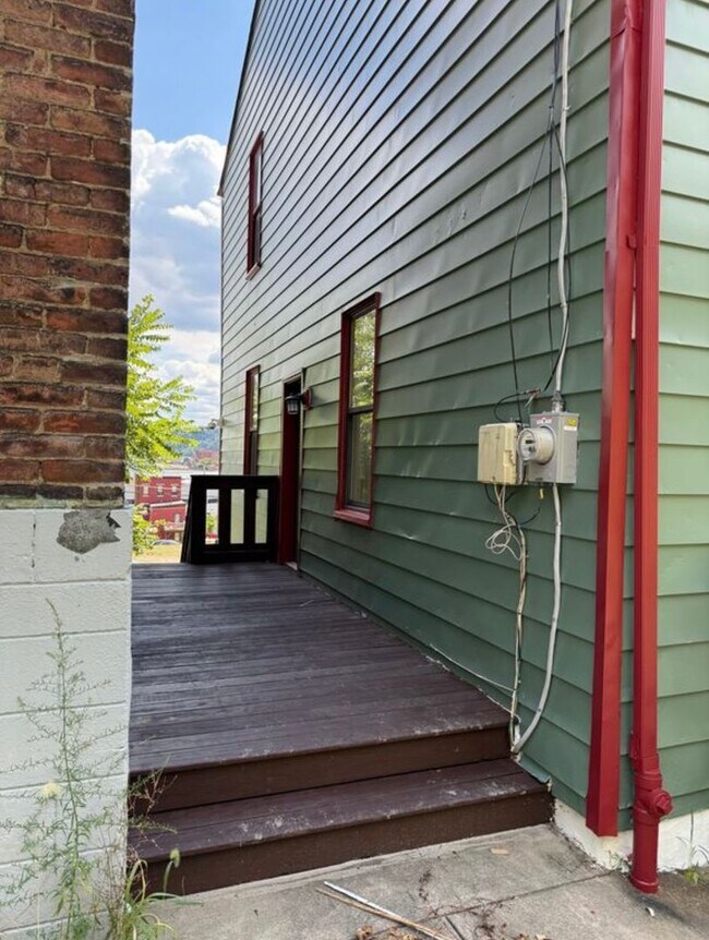 Photo - 939 Lamont St