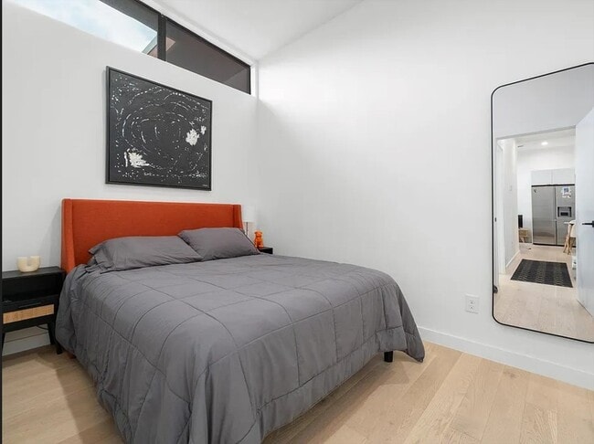 Bedroom 1 queen - 400 E 30th St Unit 200