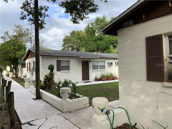 Photo - Updated 2 Bedroom Duplex in Tampa – Private, Convenient, and Move-In Ready Unit A