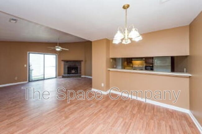 Photo - 404 Erskine St