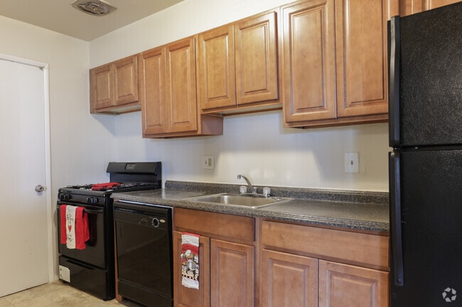 3BR, 2BA - 1,100 SF